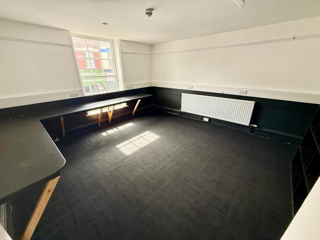 Lot: 64 - HIGH STREET COMMERCIAL PREMISES WITH UPPER PARTS AND PARKING - Room 4